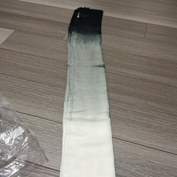 Carly Cushnie scarf - Picture 6 of 7